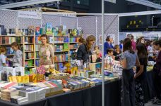 Megkezdődött a SepsiBook: két kultúra egymás mellett van jelen a sepsiszentgyörgyi könyvvásáron